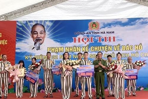 Xúc động nghe các phạm nhân thi kể chuyện về Bác Hồ