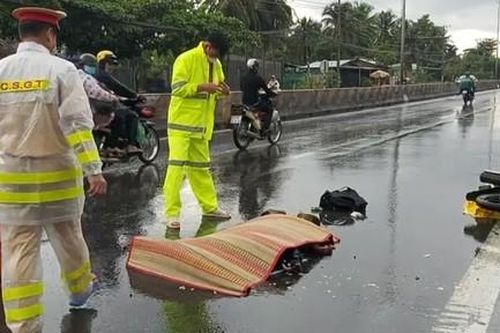 Va chạm xe máy ngã ra đường, người đàn ông bị xe tải tông tử vong
