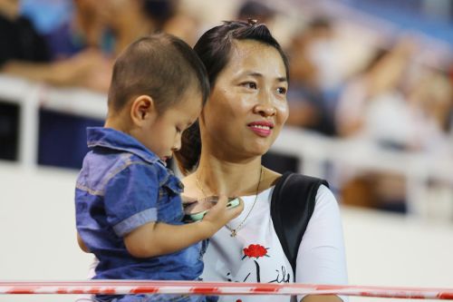 Vợ Nguyễn Văn Lai bế con, âu yếm ngắm chồng nhận HCV SEA Games 31