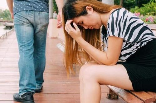 Tá hỏa với những cơn ghen của chồng, ngay cả những người bất ngờ nhất cũng bị coi là 'tình địch'
