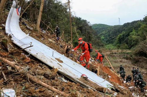 Giận dữ bùng nổ sau thông tin máy bay Trung Quốc 'bị lái lao xuống'