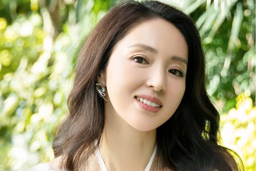 Đổng Tuyền bị dị nghị vì dự tiệc với nhóm đàn ông trung niên