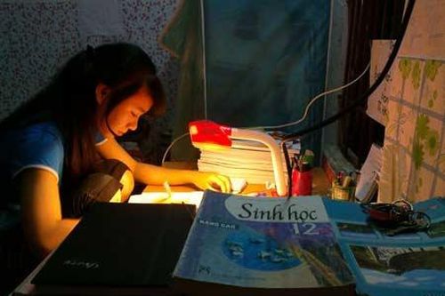 Sĩ tử học thâu đêm mong vào trường danh tiếng
