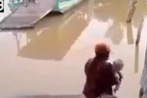 Camera ghi cảnh người mẹ quăng con nhỏ xuống sông