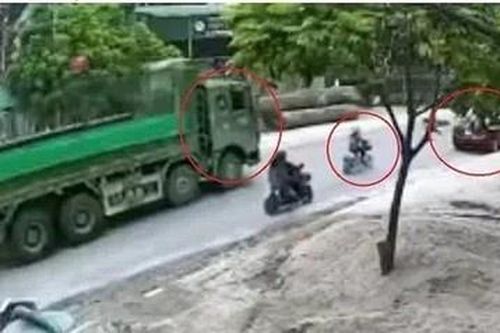 Mở cửa xe không quan sát làm người đi xe đạp điện phía sau tử vong