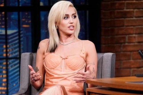 Miley Cyrus mặc đồ ngủ khi lên sóng