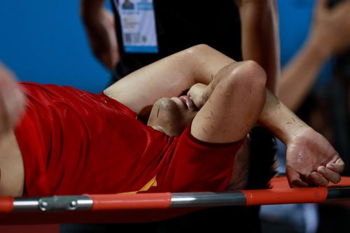 Văn Xuân chấn thương nặng, ôm mặt rời sân trên cáng