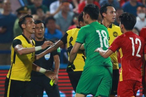 Tiến Linh, Văn Toản xô xát với cầu thủ Malaysia