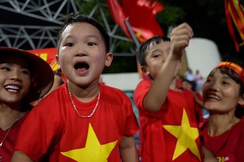 CĐV tại sân Việt Trì vỡ òa hạnh phúc khi U23 Việt Nam vào chung kết