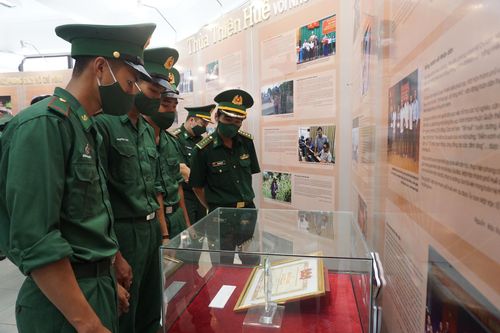 Triển lãm chuyên đề 'Những tấm gương bình dị mà cao quý' tại Huế