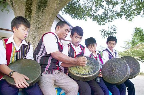 Đồng bào nam Tây Nguyên làm theo lời Bác