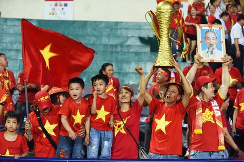 Cổ động viên Việt Nam vui mừng chiến thắng của đội tuyển U23