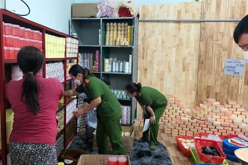 Đột kích 'lò' kem trộn nhiều 'không'!