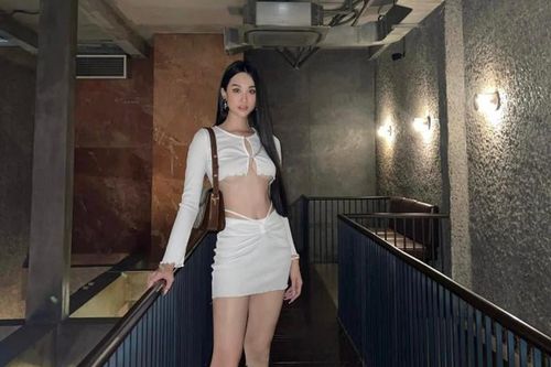 Người mẫu Phạm Anh Thư diện áo croptop hững hờ