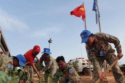 Chiến sĩ mũ nồi xanh Việt Nam trồng cây mừng sinh nhật Bác