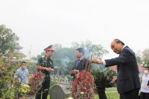 Chủ tịch nước Nguyễn Xuân Phúc xúc động viếng nghĩa trang liệt sĩ đồi A1 Điện Biên
