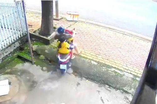 Thót tim bé trai vặn tay ga khiến 3 mẹ con cùng ngã