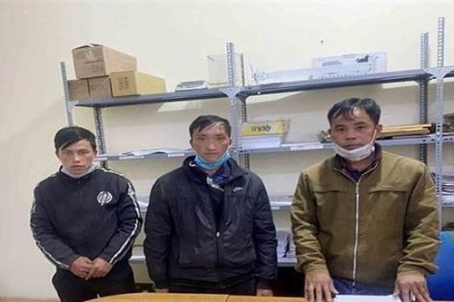 Hứa hẹn có thể 'chạy án' để thu tiền bất chính, đối tượng bị lực lượng công an bắt khi đang nhận tiền.