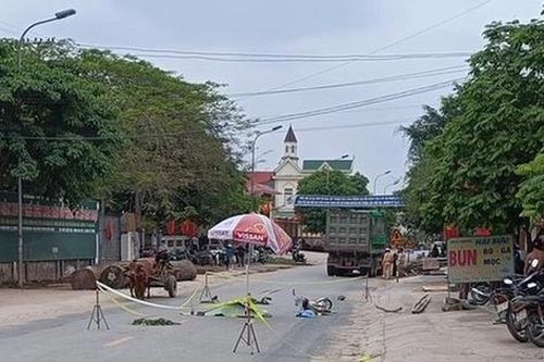 Mở cửa ô tô bất cẩn khiến người phụ nữ đi xe đạp ngã bị xe tải cán tử vong