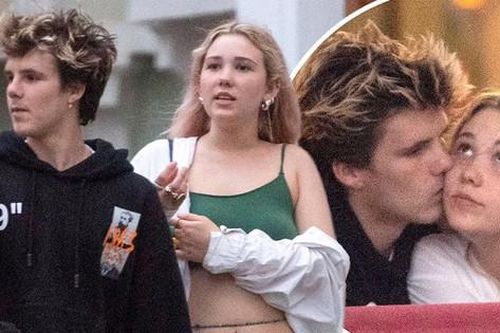 Cậu út nhà Beckham lần đầu lộ diện cùng tình mới trên phố, ôm hôn thân mật