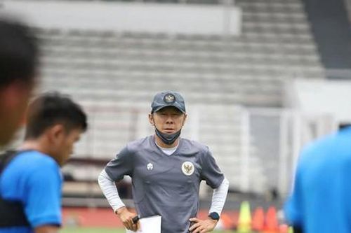 Tới Thiên Trường, HLV Shin Tae-yong vẫn chê sân xấu