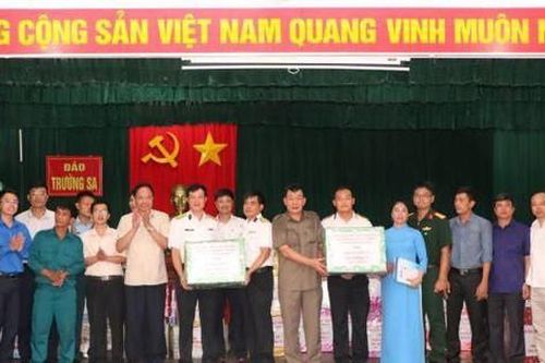 Đoàn công tác Đảng bộ Khối Doanh nghiệp Trung ương thăm huyện đảo Trường Sa và Nhà giàn DK1