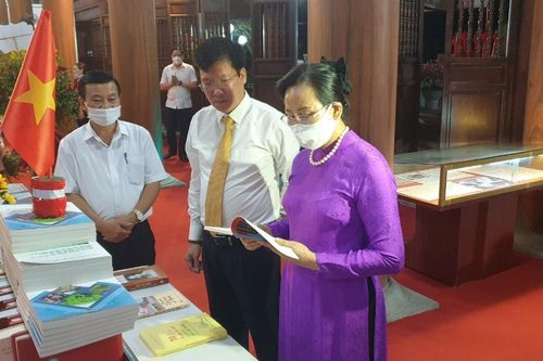 Trưng bày trên 3.000 cuốn sách, tài liệu, ảnh quý về Bác Hồ