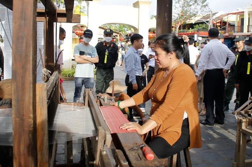 Du khách thích thú với khung dệt gần 100 tuổi