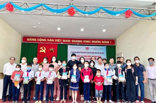 Thúy Hằng, Thúy Hạnh chia sẻ với trẻ em có hoàn cảnh khó khăn