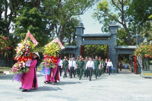 Lãnh đạo Bộ Quốc phòng, Quân khu 4, tỉnh Nghệ An dâng hương tưởng niệm Chủ tịch Hồ Chí Minh