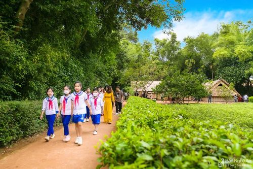 Tháng Năm về với quê Người