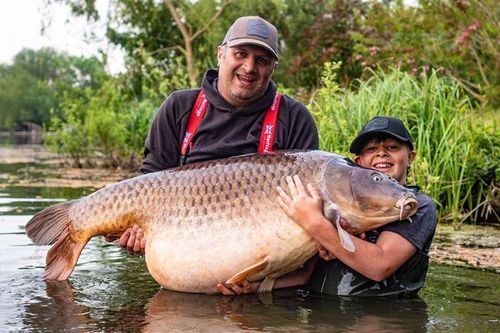Cậu bé 11 tuổi lập kỷ lục khi câu được con cá chép nặng tới 43,5kg