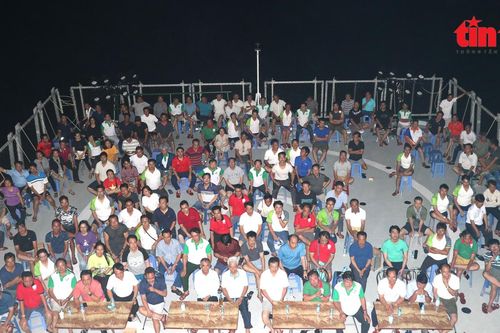 Những cổ động viên bóng đá cuồng nhiệt giữa biển Đông