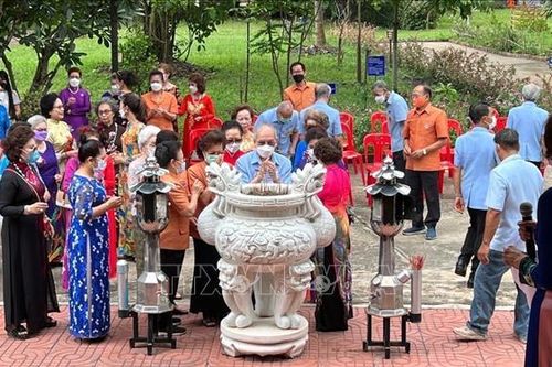 Người Việt tại Udon Thani dâng hương lên bàn thờ Bác Hồ