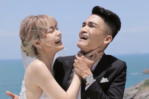 Soi nhan sắc Vy Pumpe: Cô dâu lớn hơn Mạc Văn Khoa 2 tuổi đeo vàng nặng trĩu trong đám cưới