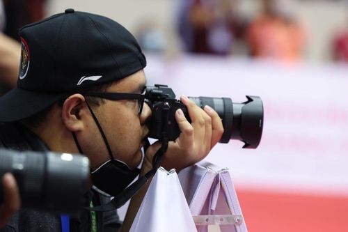 Phóng viên cụt tay người Indonesia tác nghiệp tại SeaGames 31: Câu chuyện nhiều cảm xúc phía sau!