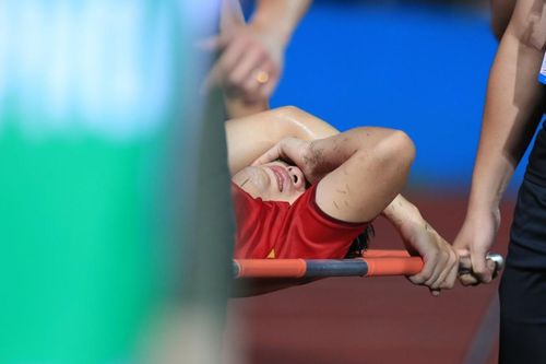 Hậu vệ U23 Việt Nam rời sân bằng cáng sau 90 phút kịch tính trước Malaysia