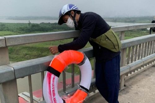 Thực hư vụ hàng loạt phao cứu sinh treo trên 6 cây cầu ở Hà Nội bị mất trộm