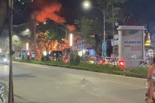 Cháy lớn, khói lửa bốc lên nghi ngút tại quận Tây Hồ