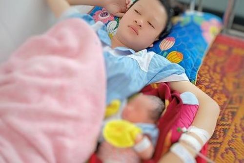 6 nhân viên y tế hiến máu cứu sản phụ trong đêm