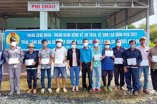 Liên đoàn Lao động huyện Tri Tôn trao quà cho công nhân tại doanh nghiệp chưa có tổ chức công đoàn
