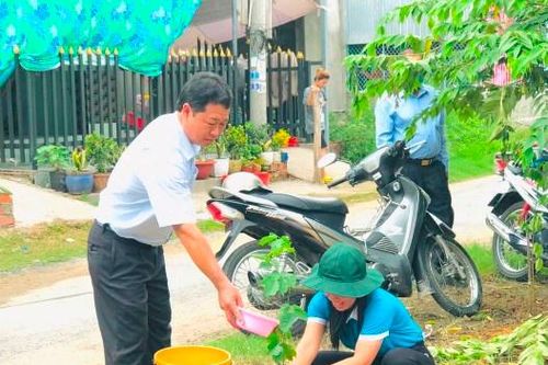 Hội Liên hiệp phụ nữ huyện Tân Hồng trồng cây xanh mừng ngày sinh của Bác