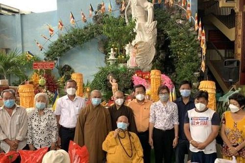 Bình Thạnh: Các chùa tặng quà, san sẻ yêu thương với người nghèo