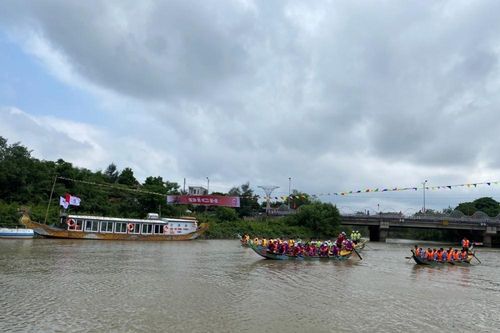 Hà Tĩnh: Tổ chức lễ hội đua thuyền chào mừng 132 năm ngày sinh Chủ tịch Hồ Chí Minh