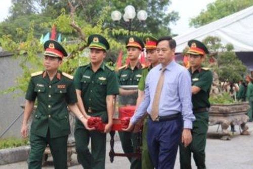Long trọng lễ an táng 12 hài cốt liệt sĩ quân tình nguyện và chuyên gia Việt Nam hi sinh tại Lào