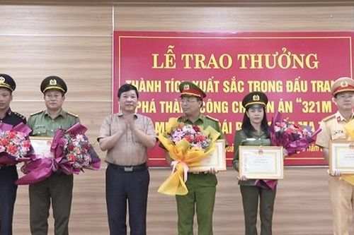 Trao thưởng cho lực lượng bắt giữ gần 4.000 viên ma túy và 2 khẩu súng