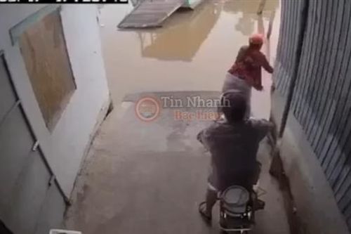 Mẹ bị trầm cảm, ném con 1 tuổi xuống sông