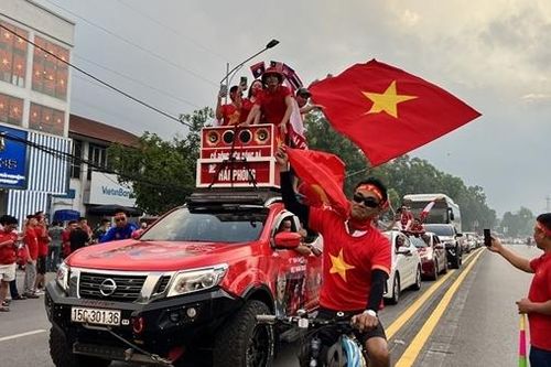 Cổ động viên Việt Nam 'nhuộm đỏ' Việt Trì trước giờ bóng lăn
