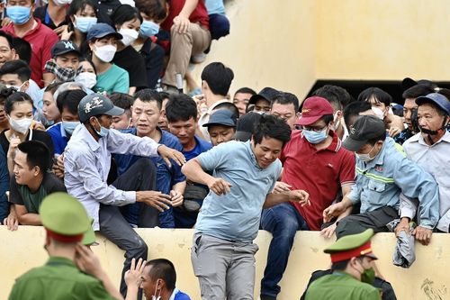 Biển người ken đặc sân Thiên Trường xem U23 Thái Lan đấu U23 Indonesia