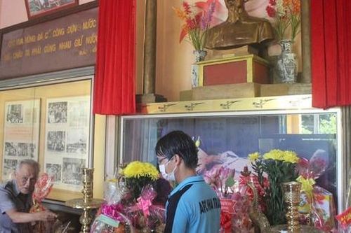 Trang trọng Khu tưởng niệm Bác Hồ tại gia của người cựu chiến binh già